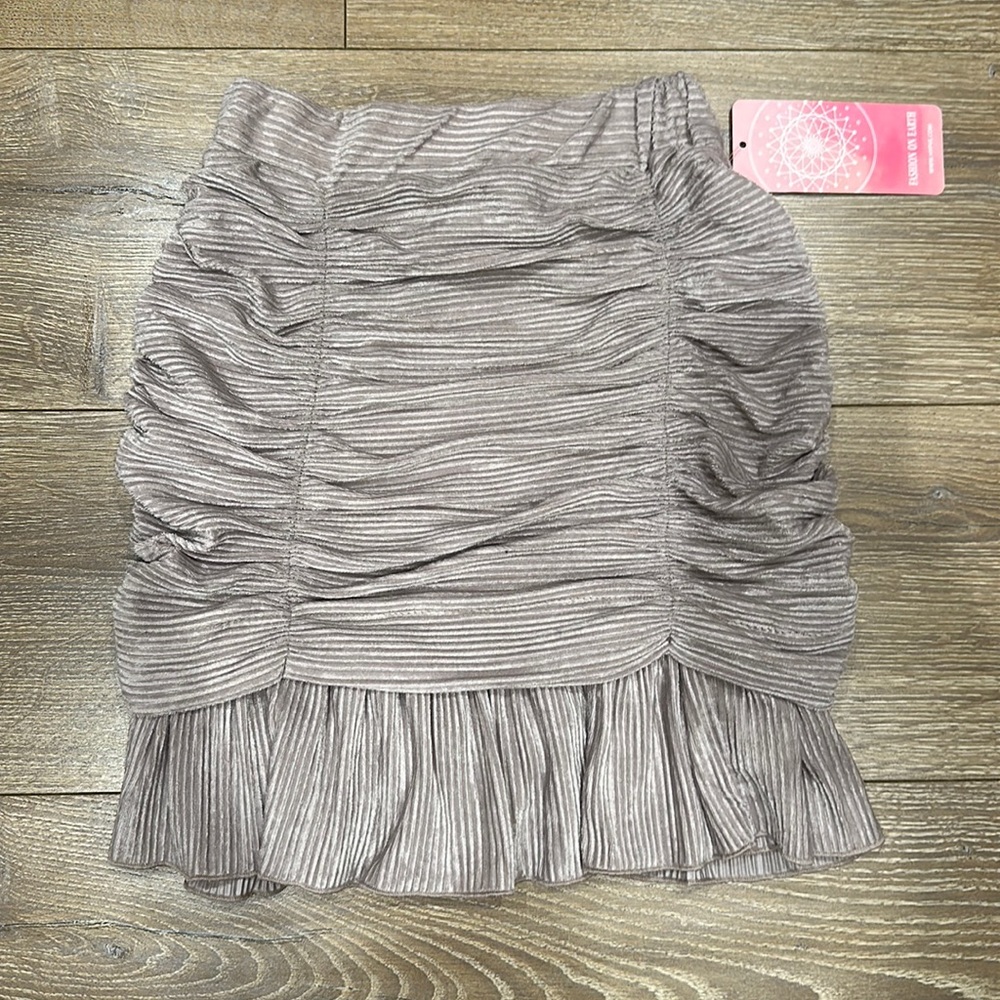 NWT mini ruched skirt fashion on earth